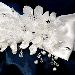 Barrette à cheveux élégante avec fleurs en acrylique, perles et glands en cristal