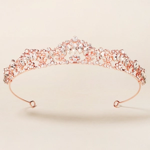 Dettaglio della corona da principessa in oro rosa con strass marquise e fori di fissaggio