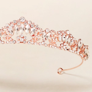 Dettaglio della corona nuziale in oro rosa con strass marquise e rotondi brillanti