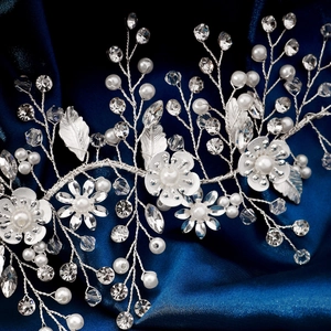 Dettaglio di fascia da sposa in argento con perle, strass e fiori fatti a mano