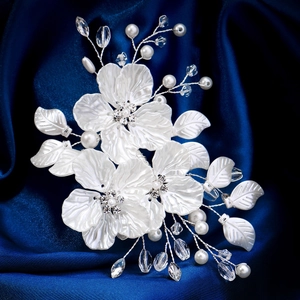 Détail de fleurs en résine blanche faites à la main avec perles et perles de cristal