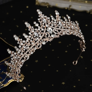 Dettaglio ravvicinato della corona da principessa oro rosa con cristalli su sfondo scuro