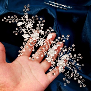 Vite per capelli da sposa argentata con perle e strass su sfondo di seta blu scuro