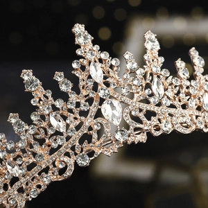 Vista dettagliata della tiara in oro rosa con strass di cristallo e motivi a vite eleganti
