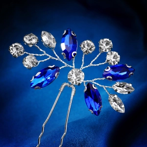 Détail de l'épingle à cheveux en argent avec strass bleus marquise et cristaux clairs