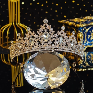 Dettaglio della corona da principessa oro rosa con cristalli lucenti e finitura elegante