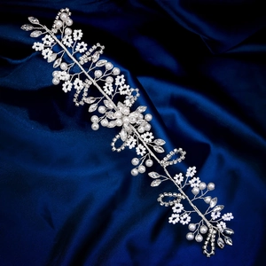 Vigne de cheveux de mariée argentée élégante avec perles et fleurs en strass cristal