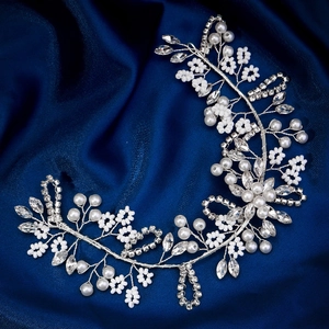 Bandeau de mariée élégant avec perles et strass sur du satin bleu marine luxueux