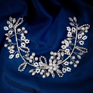 Vigne de cheveux de mariée faite main avec perles blanches, cristaux et fleurs pour mariage