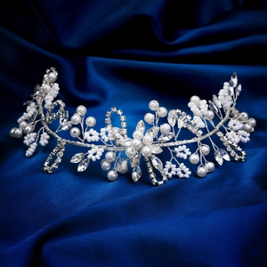 Serre-tête de mariée fait main avec perles blanches et cristaux sur soie bleue