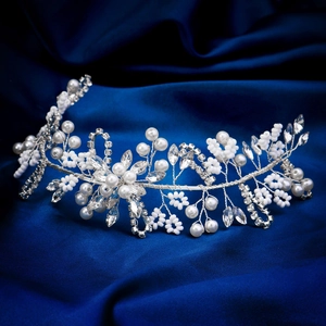Détail du bandeau de mariée argenté avec perles blanches et strass brillants marquise