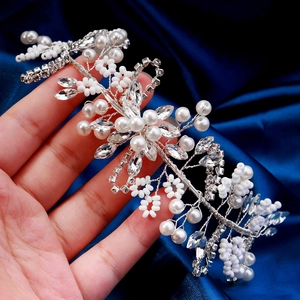 Bijou de tête mariée fait main avec perles et strass sur fond de satin bleu