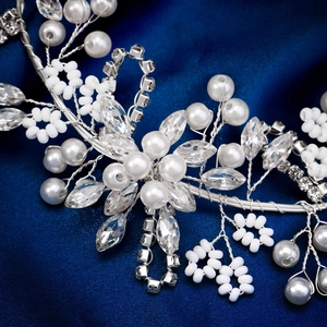 Détail d'un bandeau de mariée en fil d'argent tressé avec perles et cristaux brillants