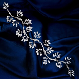 Cerchietto da sposa in argento con cristalli a foglia su elegante seta blu