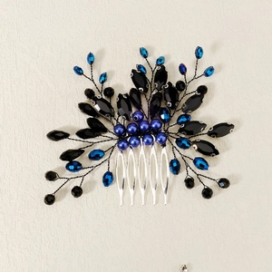 Détail d'un peigne à cheveux mariée fait main avec cristaux bleu roi et base argentée à 5 dents