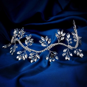 Dettaglio macro della vite per capelli da sposa in argento con cristalli su raso blu