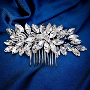 Détail du peigne à cheveux de mariée avec strass marquise sur fond en soie bleue