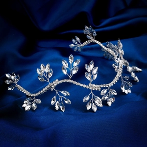 Vista macro dell'archetto da sposa in argento con strass marquise e delicato design a foglia