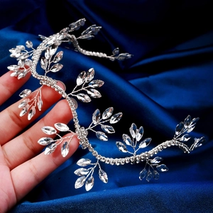 Cerchietto da sposa argento con foglie di cristallo su sfondo di seta blu scuro