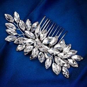 Vue détaillée du peigne de mariée avec strass marquise sur fond en satin de soie bleue