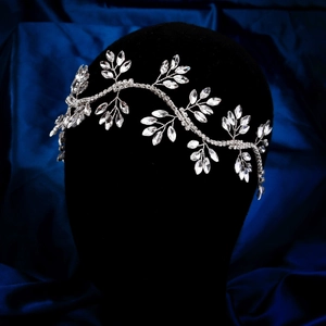 Dettaglio macro della fascia da sposa argento con strass marquise scintillanti