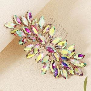 Détail d'un peigne de mariée avec strass marquise irisés et fils métalliques argentés