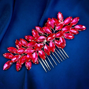 Vue macro détaillée du peigne à cheveux de mariée avec grands strass marquise rose brillant