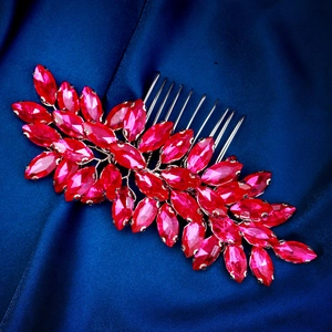 Détail du peigne à cheveux de mariée fuchsia avec strass et motif de feuilles argentées
