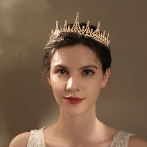 Détails de la couronne royale en cristal montrant la monture dorée et strass de luxe