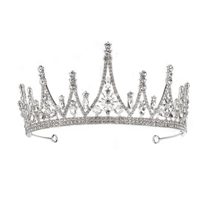 Eleganter silberner Braut-Diadem mit Schneeflocken-Kristalldesign für Hochzeiten