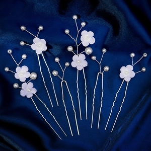 Détail de 6 épingles à cheveux de mariée avec fleurs en soie blanche et perles sur satin