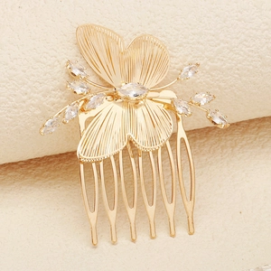 Détail du peigne à cheveux papillon doré orné de zircons et d'une texture métallique