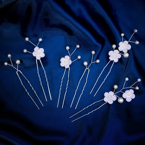Détail de 6 épingles à cheveux de mariée avec fleurs en tissu blanc et perles d'ivoire