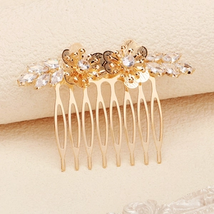 Détail du peigne à cheveux fleur dorée de luxe avec cristaux et pétales métalliques