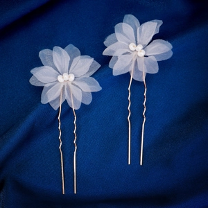 Épingles à cheveux élégantes avec fleurs en tulle blanc, perles et pince dorée
