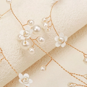 Détail du bandeau de mariée fait main avec fleurs blanches et perles sur fil doré