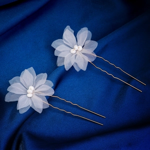 Détails des épingles à cheveux fleurs blanches en gaze fait main avec perles et tiges d'or