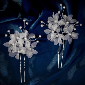 Épingles à cheveux fleurs blanches en organza et perles sur fond de soie bleu foncé