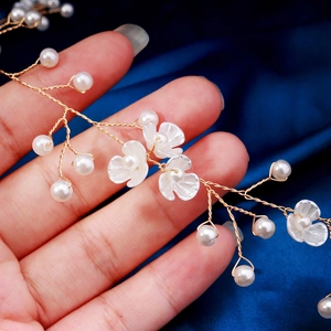 Gros plan détaillé du bandeau de mariée fait main avec fleurs blanches et perles