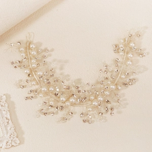 Vigne de cheveux de mariée argentée élégante avec perles blanches et cristaux brillants