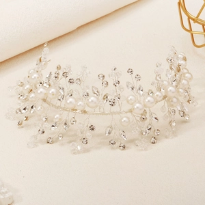 Vue détaillée du serre-tête de mariée avec feuilles argentées, perles blanches et strass