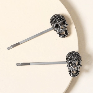 Detalle de pinzas para el pelo de calavera gótica con diamantes negros para Halloween