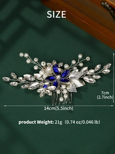 Détail d'un peigne en cristal bleu montrant les mesures de 14 cm de long et 7 cm de haut