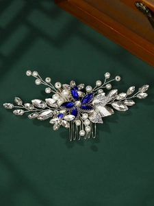 Détail d'un peigne à cheveux de mariée argenté avec strass bleu roi et perles