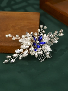 Détail du peigne à cheveux mariée avec cristaux bleus, perles et strass sur fond vert