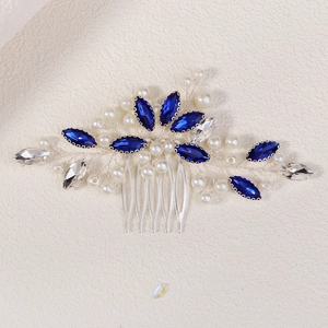 Détail d'un peigne de mariée avec cristaux bleu roi et perles blanches sur fil d'argent