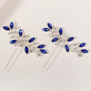 Détail de pinces à cheveux faites main avec cristaux bleu saphir et zircons brillants