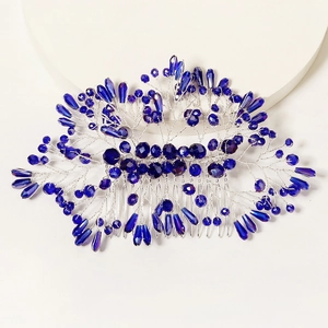 Détail d'un peigne à cheveux de mariée avec cristaux bleu roi et fils d'argent