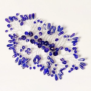 Détail macro des perles de cristal bleu roi et du fil d'argent du peigne de mariée