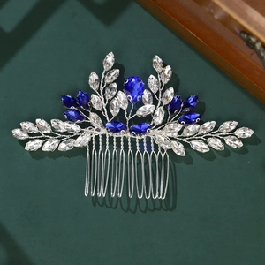 Détail du peigne de mariée avec strass bleu roi et structure en fil d'argent tissé